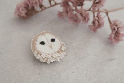 小花纏うメンフクロウお顔ブローチ　刺繍キット（ｗｈｉｔｅ　ｆｌｏｗｅｒ）