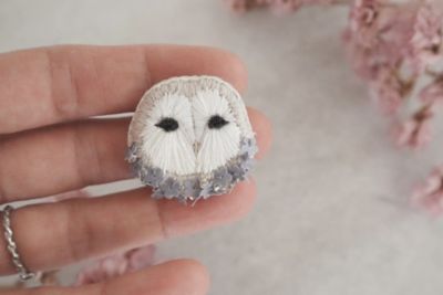 小花纏うメンフクロウお顔ブローチ　刺繍キット（ｇｒａｙ　ｆｌｏｗｅｒ）