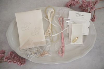 ２色のＨａｐｐｙ　Ｃｈｅｒｒｙブローチ　刺繍キット