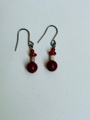 ＜limul（片桐光治）＞ピアス・カーネリアン・ビーズ（白）