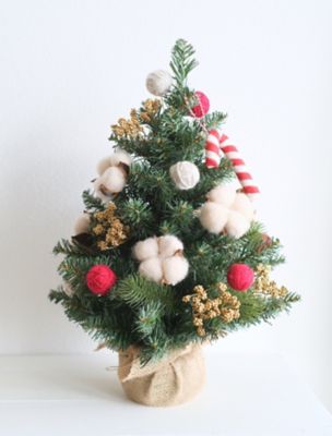 綿の実と毛糸玉のクリスマスツリー