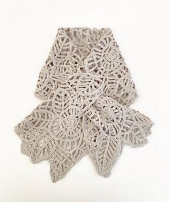 ふるさと納税 小物 ストール・マフラー 新潟県 五泉市 コード刺繍 シルク100％ 雪椿柄ショートマフラー レッド 新潟県 五泉市 有限会社田中刺繍 レッド コード刺繍 シルク100％ 雪椿柄ショートマフラー 新潟県 五泉市