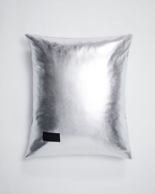 ＜Magniberg＞ピローカバー　Ｎｕｄｅ　Ｍｅｔａｌｌｉｃ　Ｍｅｔａｌｌｉｃ　Ｓｉｌｖｅｒ　５０×７０ｃｍ