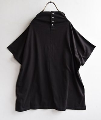 エクルトップ　後ろネックボタンがアクセントのすっきりめトップス
