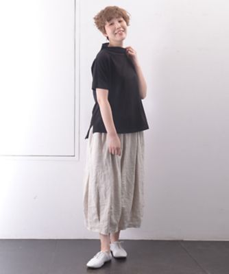 エクルトップ　後ろネックボタンがアクセントのすっきりめトップス