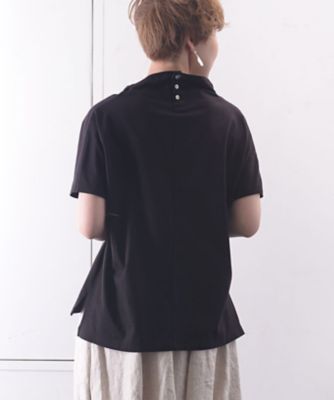エクルトップ　後ろネックボタンがアクセントのすっきりめトップス