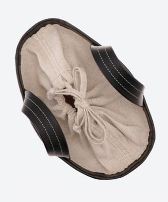 Scallaped leather－trimmed raffia