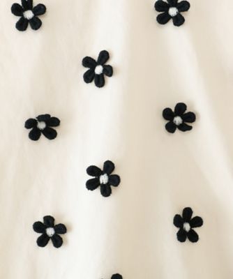 モチーフ刺繍トップ