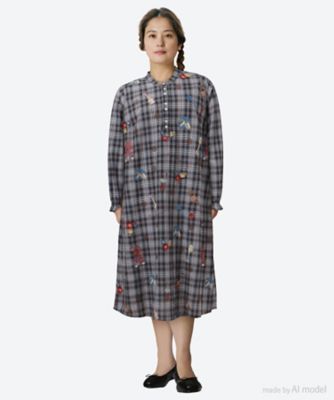 ＜super hakka feuille (Women/大きいサイズ)＞ＳＵＰＥＲ　ＨＡＫＫＡ×マツモトヨーコ　綿チェック「居心地のいい部屋で」オンケミ刺繍プルオーバーワンピース　４６１２０２６１