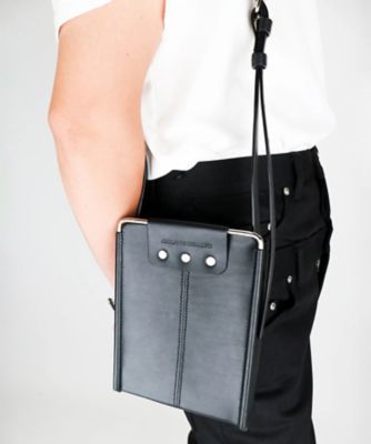 ショルダーバッグ ＦＲＡＭＥ ＬＥＡＴＨＥＲ ＳＨＯＵＬＤＥＲ ＢＡＧ ８Ｂ００１ー０３２４ー４２ | JOHN LAWRENCE SULLIVAN  (Men)/ジョン ローレンス サリバン | 三越伊勢丹オンラインストア・通販【公式】