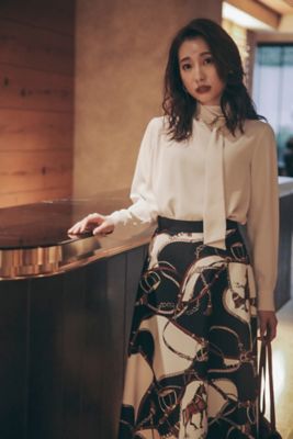 冨張愛コラボ］クラッシュメタルブローチブラウス 