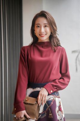 冨張愛コラボ］クラッシュメタルブローチブラウス 