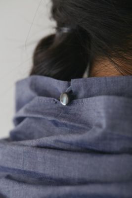 ◆リボン付ハイネックブラウス（０７７３１１０２０２）