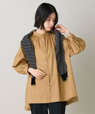 バンドカラーギャザーシャツブラウス｜体型カバーと旬顔を叶える
