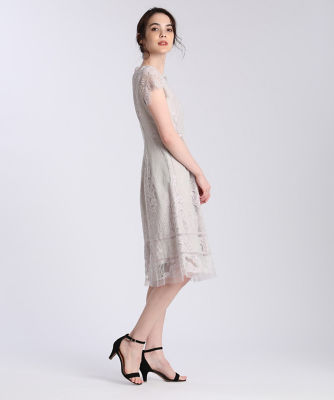 ＜Maglie le cassetto  (Women)＞《Ｍａｇｌｉｅ　ｗｈｉｔｅ》レースペプラムワンピース（５１０１１２１３０２）