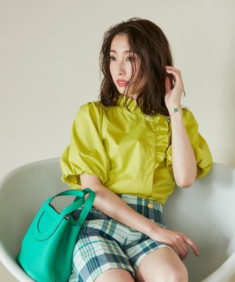 《大きいサイズ》華やかフリルのぽわん袖ブラウス　《Ｍ　Ｍａｇｌｉｅ　ｌｅ　ｃａｓｓｅｔｔｏ×冨張愛》（５１３２１８２５０４）