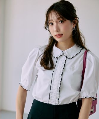 ＜Maglie le cassetto  (Women)＞《Ｍ　Ｍａｇｌｉｅ　ｌｅ　ｃａｓｓｅｔｔｏ×冨張愛》華やかフリルカラーロゴ刺繍ブラウス（５１６２１８２２３０）