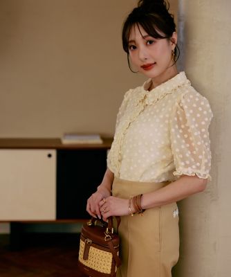 ＜Maglie le cassetto L (Women/大きいサイズ)＞《大きいサイズ》華やぎフリルカラードットジャカードブラウス《Ｍ　Ｍａｇｌｉｅ　ｌｅ　ｃａｓｓｅｔｔｏ×冨張愛》（５１６２１８２５２９）