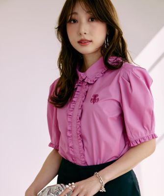 ＜Maglie le cassetto L (Women/大きいサイズ)＞《大きいサイズ》華やかフリルカラーロゴ刺繍ブラウス《Ｍ　Ｍａｇｌｉｅ　ｌｅ　ｃａｓｓｅｔｔｏ×冨張愛》（５１６２１８２５３０）
