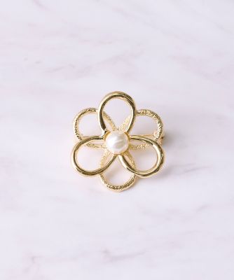 フラワーモチーフブローチ｜アンティーク調のゴールドとパールが華やぐ
