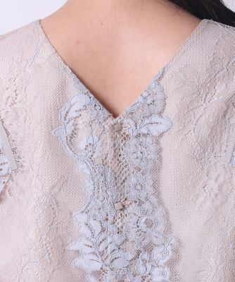 《Ｍａｇｌｉｅ　Ｗｈｉｔｅ》うしろボタンレースブラウス（５１９３１８２３０６）