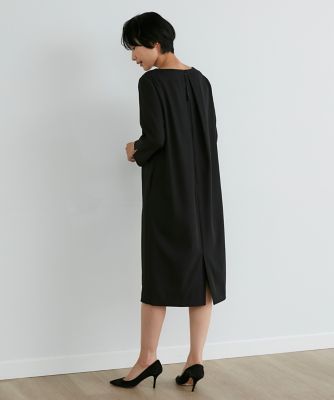 《大きいサイズ》バックタックワンピース　《ＲＯＢＥ　ＳＵＰＥＲＩＯＲ　ＣＬＯＳＥＴ》（７１３１１２１８０２）