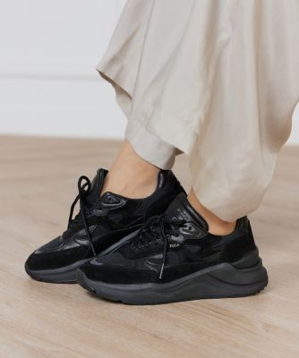 ＜SUPERIOR CLOSET (Women)＞ＦＵＧＡ　ＳＨＩＮＹ　ＢＬＡＣＫスニーカー《Ｄ．Ａ．Ｔ．Ｅ．》（７１５０２０４６１０）