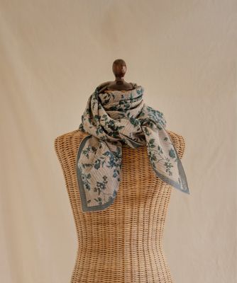SUPERIOR CLOSET (Women)/スーペリアクローゼット 《ＦＡＶＯＲＩＴＥ》Ｌｉｇｈｔ　Ｂｌｕｅ　Ｆｌｏｗｅｒ　Ｔｏｉｌｅ　スカーフ《Ｔａｐｉｓ　Ｎｏｉｒ》（７１５０２８４３１２）