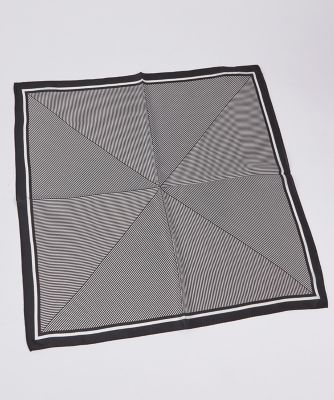 ＜INED (Women)＞モノトーン柄シルク１００％スカーフ（７１５４２８４６０２）