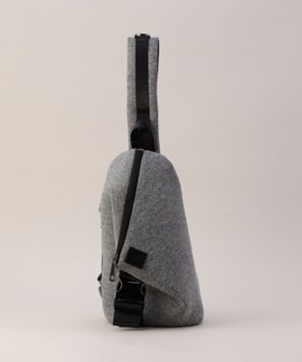 ＜COMME CA MEN (Men) ＞【ＣＯＭＭＥ　ＣＡ　ＭＥＮ　ＢＬＡＣＫ】ネオプレーントライアングルボディーバッグ（０７００ＸＯ０２）