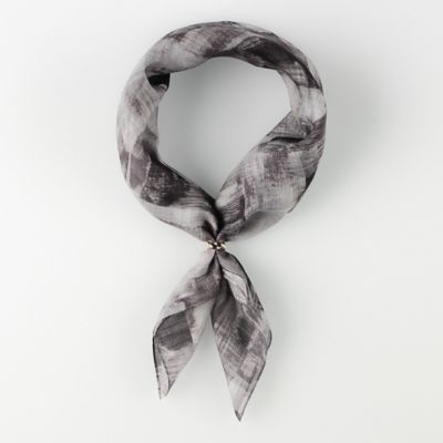 ＜COMME CA ISM (Women)＞モザイクプリント　メッキリング付き　スクエアスカーフ（１２８２ＲＣ０３）