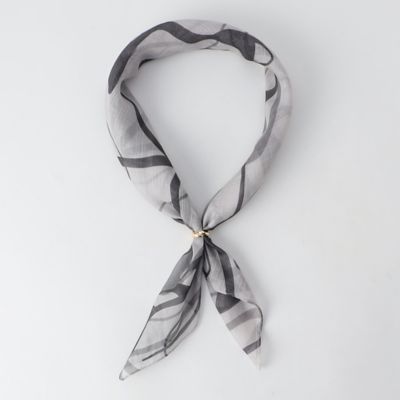 ＜COMME CA ISM (Women)＞リーフプリント　メッキリング付き　スクエアスカーフ（１２８２ＲＣ０４）