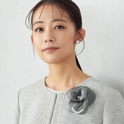 ＜三越伊勢丹/公式＞ COMME CA ISM (Women)/コムサ イズム フラワー×フェイクパール コサージュ グレー ブローチ・バッジ【三越伊勢丹/公式】