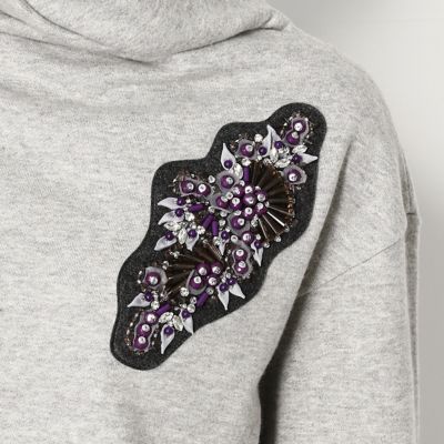 ビーズ刺繍　ワッペン付きトレーナー（７２２１ＥＳ０１）