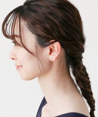 ココシュニック　ダイヤモンド3つ爪　変形スタッドピアス ココシュニック ダイヤモンド3つ爪 変形スタッドピアス - メルカリ