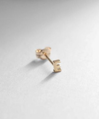 ＜COCOSHNIK (Women)＞【ＷＥＢ限定】Ｋ１０イニシャルＥ　スタッドピアス（片耳用）（２００２１２８９６２）
