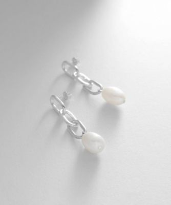 ＜COCOHNIK ONKITSCH (Women)＞シルバー　淡水バロックパール　チェーンリンク　ロングピアス（２００２１３８６１６）