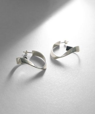 ＜COCOHNIK ONKITSCH (Women)＞シルバー　フォールディングピアス　ストリーム（２００２２３７８１５）