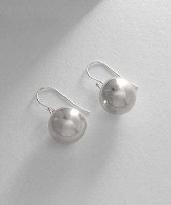 ＜COCOHNIK ONKITSCH (Women)＞シルバー　ホロウボール　フックピアス（２００２２４１４９５）