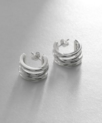 ＜COCOHNIK ONKITSCH (Women)＞シルバー　スモールフープ　クロッシングライン　ピアス（２００２２５９８１９）