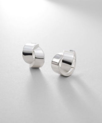 ＜COCOHNIK ONKITSCH (Women)＞◆シルバー　ハギーイヤリング　フォールディングオーバーラップ（２００２５３１３５５）