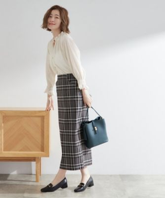 衿もとすっきり一枚で映える 涼しげ秋色チェックブラウス