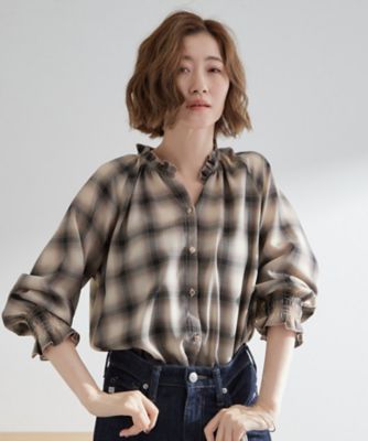 衿もとすっきり一枚で映える 涼しげ秋色チェックブラウス