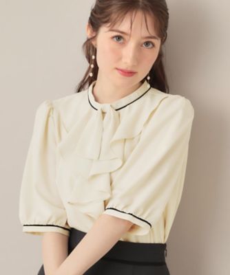 COUTURE BROOCH (Women)/クチュールブローチ 【華やか・５分袖・通勤】配色フリルタイブラウス（２００２５３６３２５）