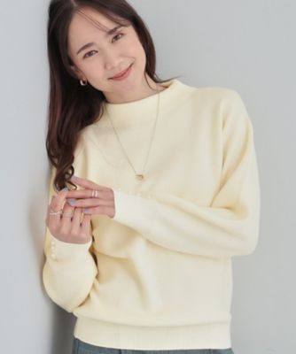 ＜SHOO LA RUE (Women)＞【毛玉になりにくい／洗濯機可／Ｓ－ＬＬ】お袖パールの上品ニット（２００２５５３１０８）