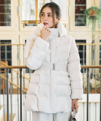 ＜COUTURE BROOCH (Women)＞【２ＷＡＹ・ベルト付き】フードフェイクファー　ミドル丈ダウンコート（２００２５５３５７３）