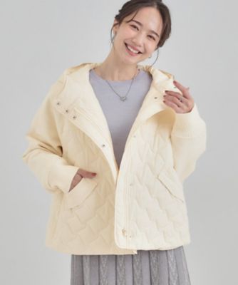 ＜SHOO LA RUE (Women)＞【Ｓ－ＬＬ】異素材使いが目を惹く　キルトフードブルゾン（２００２５５５８９２）