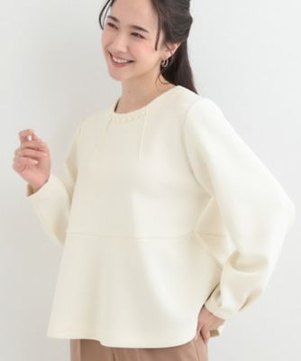 ＜SHOO LA RUE (Women)＞【セットアップ可／Ｓ－ＬＬ／なめらかタッチ】上品見え　フェイクパール付きペプラムトップス（２００２５７２６４６）