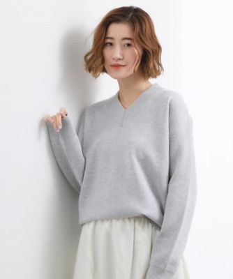 ラフさときれいめを両立する、大人のスウェットライクVネックニット