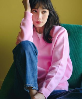 ラフさときれいめを両立する、大人のスウェットライクVネックニット